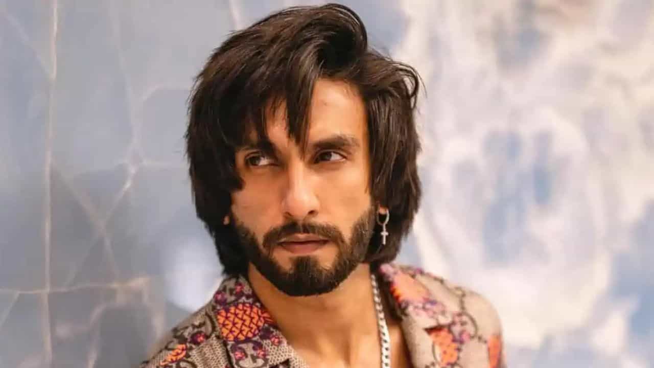 'ছিঃ, শেষে ২০ বছরের ছোট মেয়ের সঙ্গে ঘনিষ্ঠতা'! রণবীরকে ঘিরে আলোড়ন 'ছিঃ, শেষে ২০ বছরের ছোট মেয়ের সঙ্গে ঘনিষ্ঠতা'! রণবীরকে ঘিরে আলোড়ন