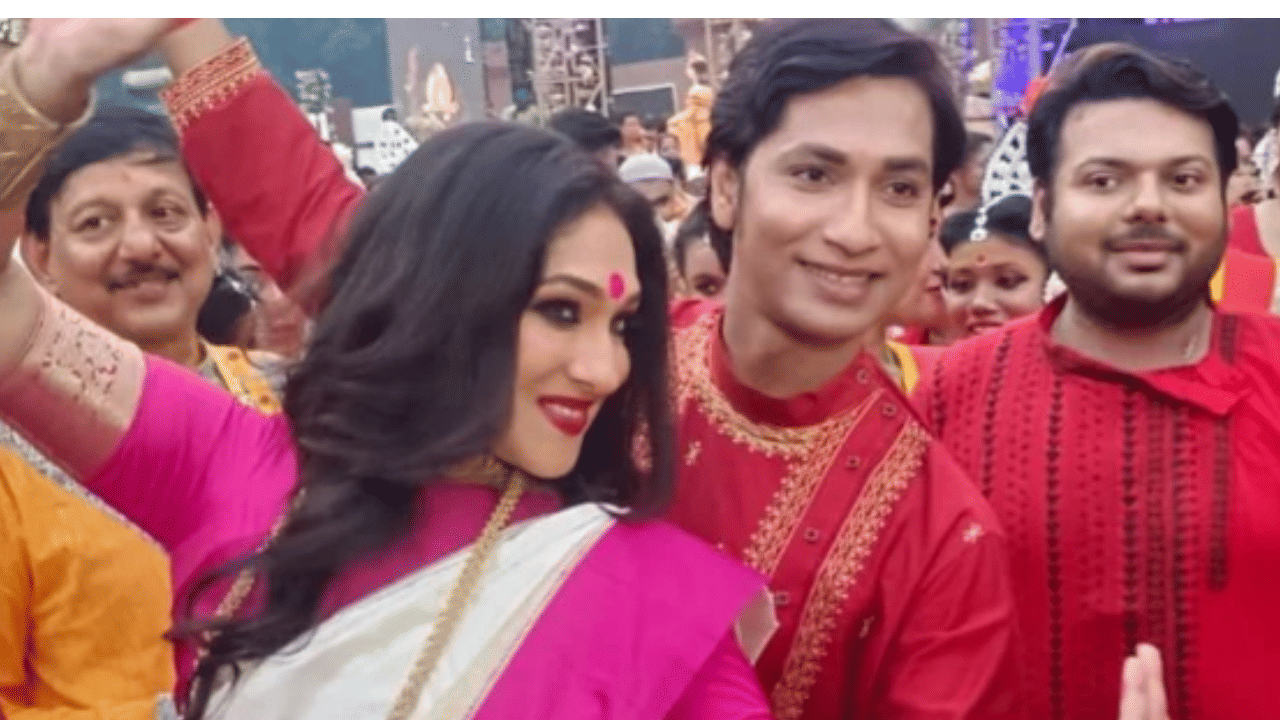 আবার যেন শাঁখ না...,আসানসোল পুজো কার্নিভালে ঋতুপর্ণার নাচ দেখে শুরু বিতর্ক