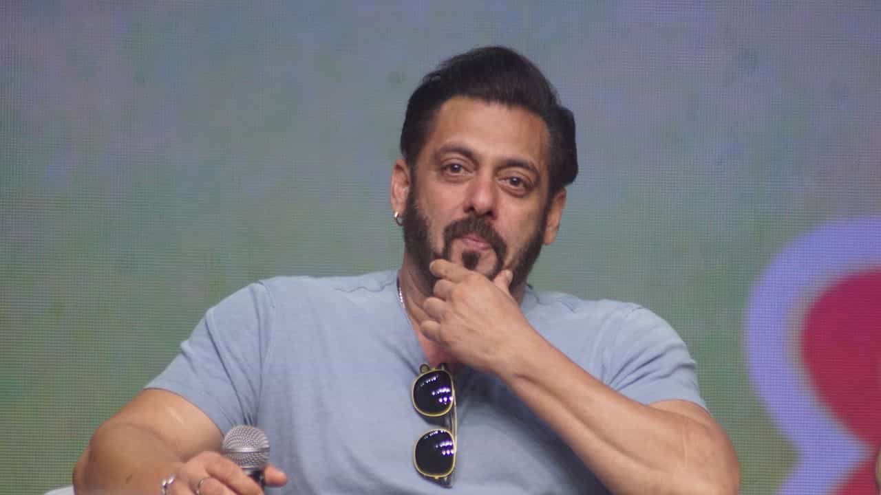 Salman Khan Death Threat: সলমনকে প্রাণে মারার হুমকি দিয়ে বিন্দাস সবজি বেচছিল! হিড়হিড় করে টেনে বের করল পুলিশ Salman Khan Death Threat: সলমনকে প্রাণে মারার হুমকি দিয়ে বিন্দাস সবজি বেচছিল! হিড়হিড় করে টেনে বের করল পুলিশ
