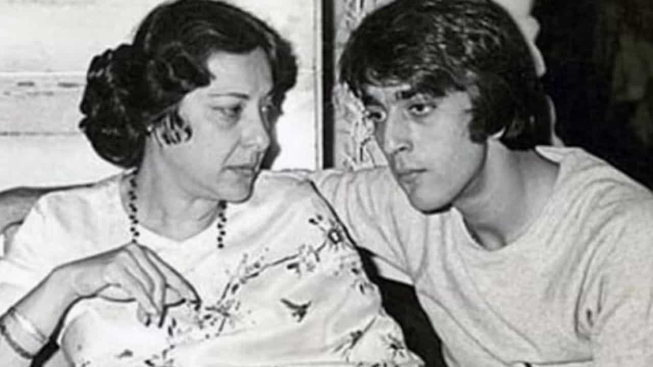 বন্ধ দরজার আড়ালে পুরুষের সঙ্গে সঞ্জয়ের যৌনক্রীড়া! কেন সন্দেহ হয় মায়ের? বন্ধ দরজার আড়ালে পুরুষের সঙ্গে সঞ্জয়ের যৌনক্রীড়া! কেন সন্দেহ হয় মায়ের?