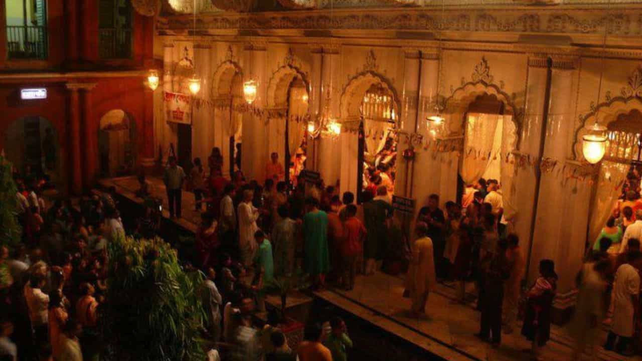 Bonedi Barir Durga Puja: কোথাও পোড়া ল্যাটা মাছ, কোথাও আবার মিঠাই! কলকাতার বনেদি বাড়ির ভোগেও আছে নানা চমক Bonedi Barir Durga Puja: কোথাও পোড়া ল্যাটা মাছ, কোথাও আবার মিঠাই! কলকাতার বনেদি বাড়ির ভোগেও আছে নানা চমক
