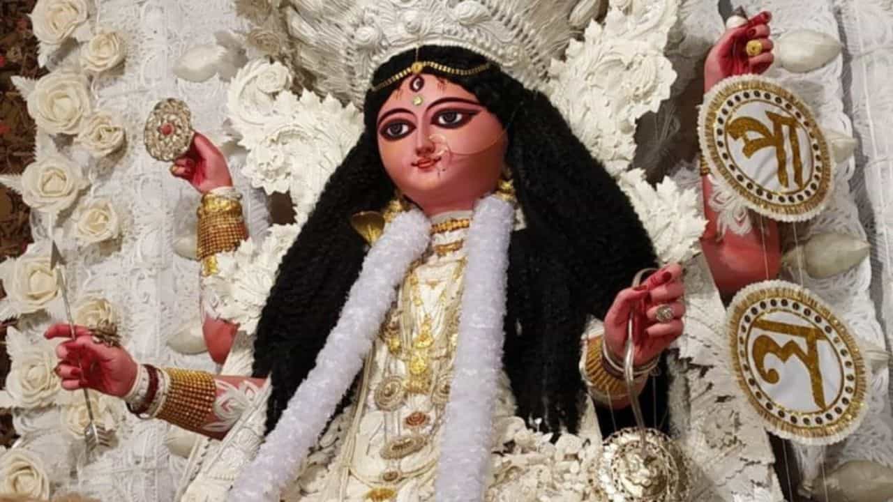 জগৎকে ধারণ করেন তিনি, তাই তাঁর নাম দেবী জগদ্ধাত্রী। তাঁর বিশাল রূপ, টানা চোখ, অপরূপ সুন্দর ত্রিনয়ন, চার হাতে শোভা পাচ্ছে অসুর সংহারের জন্য অস্ত্র, দেবী সিংবাহিনী। এই রূপেই পূজিত হন দেবী জগদ্ধাত্রী। সারা বাংলা জুড়েই বিশাল বিশাল মাতৃ মূর্তির আরাধনা করা হয়।