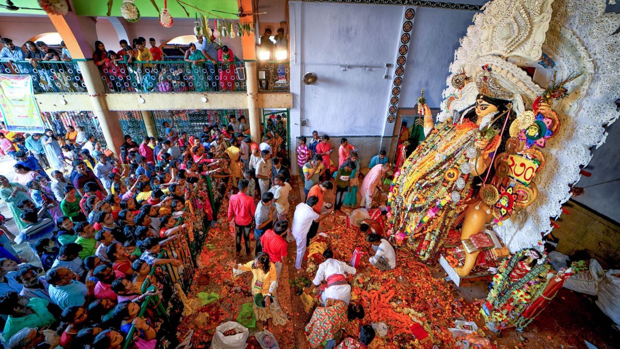 পরে দাতারাম সুরের আর্থিক অবস্থা খারাপ হলে সেই বাড়ির পুজো বেড়িয়ে আসে রাস্তায়। হয়ে ওঠে বারোয়ারি পুজো। এদিকে তখন পর্দা প্রথার যুগ। বাড়ির মেয়েরা বাইরে এলেও থাকতে হত পর্দার আড়ালে। 