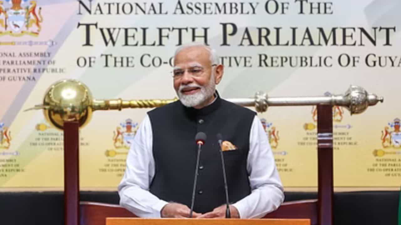 এক দশকের বেশি সময় ধরে ভারতে ক্ষমতায় রয়েছে নরেন্দ্র মোদী সরকার। আর প্রধানমন্ত্রী হয়েই কাজের ধারায় আমুল পরিবর্তন আনেন মোদী। তেমনই বদল এনেছেন ভারতের বিদেশ নীতিতেও। যার ঝলক পরতে পরতে লক্ষ করা যায়। প্রধানমন্ত্রীর একেক একটি বিদেশ সফররে দিকে তাকালেই তা বেশ বোঝা যায়। কূটনৈতিক চালের সঙ্গেই ভারতীয় ঐতিহ্য, সংস্কৃতিকেও সুচারু ভাবে বিশ্বের দরবারে তুলে ধরতে ভোলেন না তিনি।
