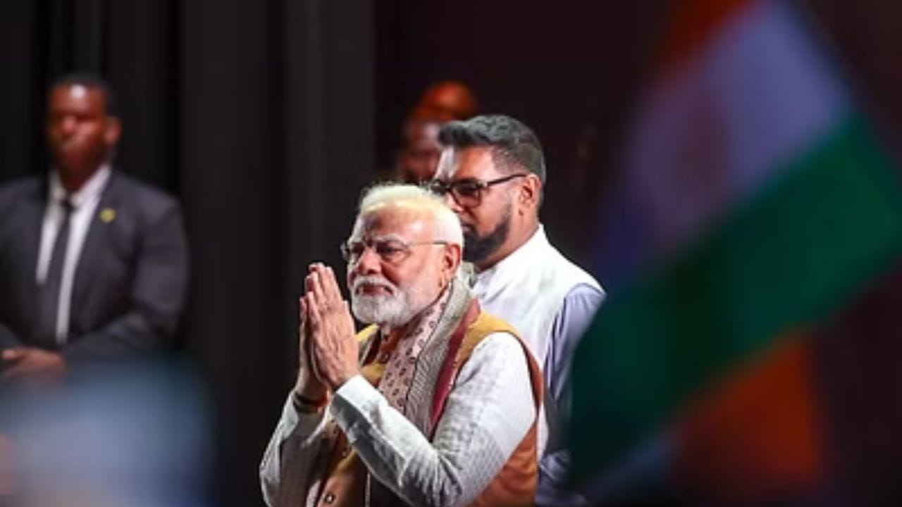 ভারতের মূল মন্ত্রই 'বিবিধের মাঝে দেখ মিলন মহান'। আর সেই মন্ত্রই মেনে চলেন মোদী নিজেও। যার প্রমাণ সম্প্রতি আবারও মিলেছে। ৬ দিন ধরে ৩ দেশে বিদেশ সফরে গিয়েছিলেন মোদী। আর বিদেশি অতিথিদের সঙ্গে নিয়েছিলেন ভারতের নানা প্রান্তের ঐতিহ্যশালী একগুচ্ছ উপহার। 