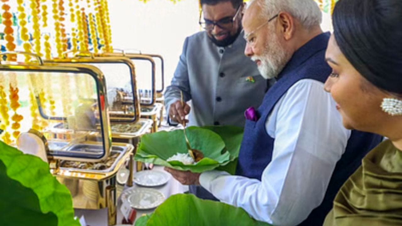 যার মধ্যে থেকে ৮টি উপহার ছিল মহারাষ্ট্রের, জম্মু ও কাশ্মীরের থেকে নিয়েছিলেন ৫ সামগ্রী। রাজস্থান এবং অন্ধ্রপ্রদেশ থেকে সংগ্রহ করে ছিলেন ৩টি করে উপহার ঝাড়খন্ড থেকে নিয়েছিলেন ২টি জিনিস। কর্ণাটক, তামিলনাড়ু, উত্তরপ্রদেশ, বিহার, ওড়িশা এবং লাদাখ থেকে নিয়ে গিয়েছিলেন একটি করে সামগ্রী।  