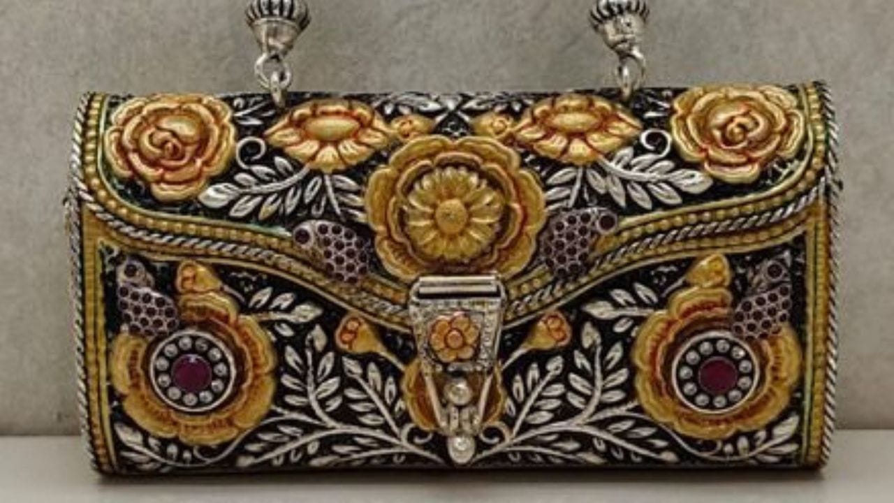 অন্ধ্র প্রদেশের বিশেষ রুপোর কাজ করা মূল্যবান পাথর বসানো নকশা কাটা পার্স উপহার দেওয়া হয় ব্রাজিলের রাষ্ট্রপতির স্ত্রী'কে।  অন্ধ্রপ্রদেশের বিখ্যাত আরাকু কফি উপহার তুলে দেওয়া হয় CARICOM দেশগুলির নেতাদের হাতে। (ছবি - রুপোর কাজ করা মূল্যবান পাথর বসানো নকশা কাটা পার্স)