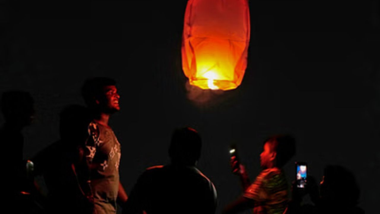 সন্ধে হওয়ার আগে ছাদে শুকোতে দেওয়া জামাকাপড় সরিয়ে ফেলতে হবে। আশপাশ থেকে উড়ে আসা জলন্ত ফানুস, উড়ন্ত তুবড়ি, রকেট বা প্যারাস্যুট থেকে ঝরে পড়া ফুলকি জামাকাপড়ের উপর পড়লে বিপদ ঘটতেই পারে। এই সময়ে ঘরের জানলা বন্ধ করে রাখতে হবে। 