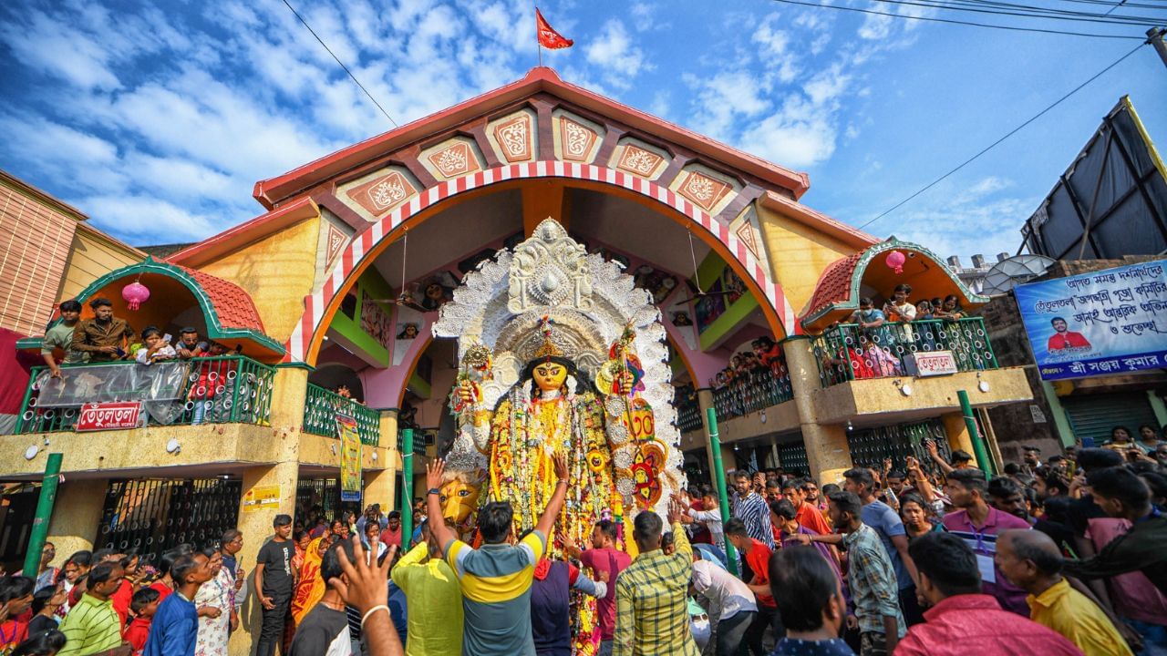 জ্যোতির মোড় থেকে ডান দিকে জি.টি রোড ধরে ভদ্রেশ্বরের দিকে হাঁটলেই পরপর দেখতে পাবেন তেমাথা ছুতোর পাড়া, বারাসত দক্ষিণ চন্দননগর, অরবিন্দ সঙ্ঘ, বারাসত চক্রবর্তী পাড়া, বারাসত ব্যানার্জি পাড়া, তেঁতুলতলা, বারাসত গেট-এর পুজো।