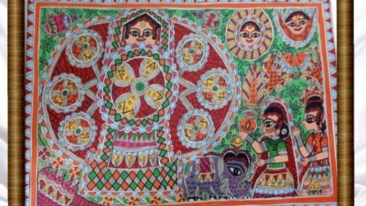 হাজারীবাগের 'সোহরাই পেইন্টিং' - জীবজন্তু, পাখি ও প্রকৃতির অদ্ভুত সুন্দর  চিত্রায়ন, কৃষিজীবীদের জীবনকে তুলে ধরা হয় এই ছবিতে। বিশেষ এই ছবি তুলে দেওয়া হয় নাইজেরিয়ার নাইজেরিয়ার ভাইস প্রেসিডেন্টকে। ঝাড়খন্ডের সাংস্কৃতিক বৈচিত্র্য এবং ঐতিহ্যের প্রতীক 'খোভার পেইন্টিং' তুলে দেওয়ায় হয় ইন্দোনেশিয়ার প্রধানমন্ত্রীর হাতে। (ছবি - খোভার পেইন্টিং)