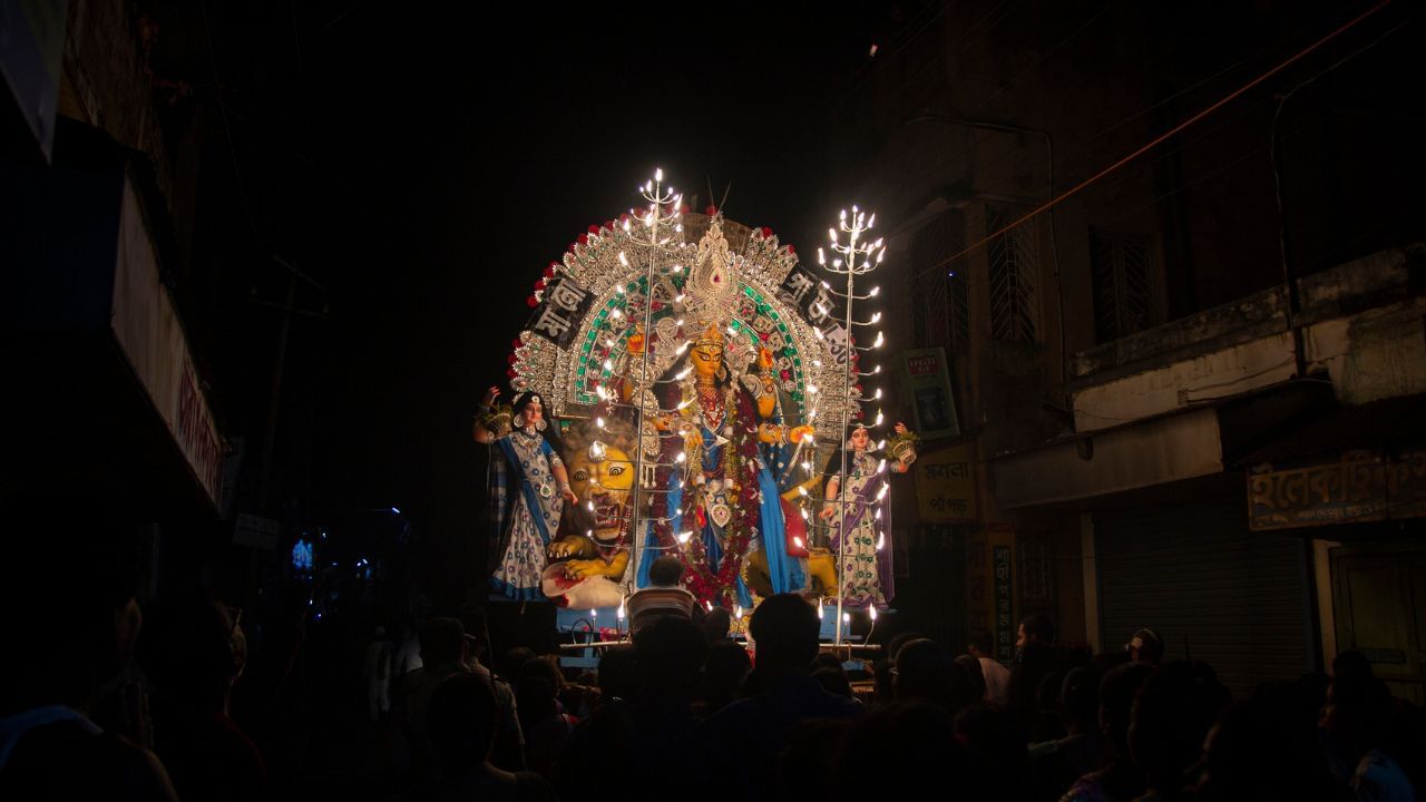 লিচুতলা, সাবিনাড়া, ডুপ্লেক্সপট্টি, কাপালিপাড়া সাহেববাগান, আদি হালদারপাড়া, হালদারপাড়া ষষ্ঠী তলা, পাদ্রীপাড়া কালীতলা, লালবাগান পাদ্রীপাড়া, লালবাগান চক পরপর দেখতে পাবেন এই স্থানে।