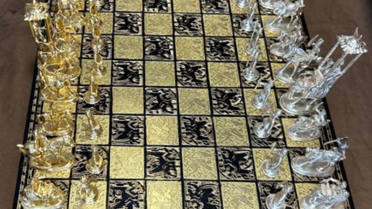 CARICOM দেশগুলির নেতাদের দেওয়া বিশেষ ভাবে প্রস্তুত করা উপহার। অস্ট্রেলিয়ার প্রধানমন্ত্রীকে দেওয়া হয় পুনে থেকে নিয়ে আসা রুপোর উটের মাথা। পর্তুগালের প্রধানমন্ত্রীকে ঐতিহ্যবাহী নকশা কাটা হাতে খোদাই করা  রপোর দাবা উপহার দেন মোদী। (ছবি - হাতের কাজ করা রুপোর দাবা।)