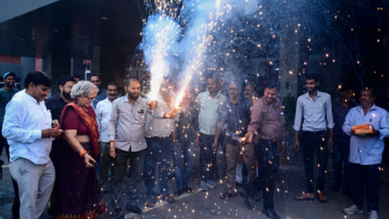 শিশুদের কখনওই চোখের আড়াল করবেন না। এমন কোনও বাজি তাদের হাতে দেওয়া যাবে না, যা আগুনে ধরানো মাত্রই শেষ হয়ে যায়। তুবড়ি, রকেট, রংমশাল জাতীয় বাজি থেকে বিপদের সম্ভাবনা বেশি। তাই এগুলি বাচ্চাদের হাতে না দেওয়াই ভাল। ফুলঝুরিও পাটকাঠির মধ্যে গুঁজে খুদের হাতে দিন।