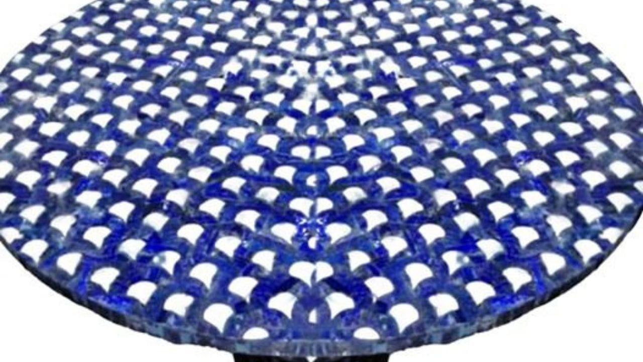 আর্জেন্টিনার রাষ্ট্রপতিকে উপহার দেওয়া হয়েছে ফ্লোরাল কাজের রুপোর ফটো ফ্রেম। নরওয়ের প্রধানমন্ত্রীকে উপহার দেওয়া হয় রাজস্থানের মাকরানার বিখ্যাত 'মার্বেল ইনলে ওয়ার্ক' বা 'পিয়েট্রা ডুরা'। সোনার কাজ করা 'কাঠের রাজ সওয়ারি' মূর্তি। ঐতিহ্যবাহী ভারতীয় কারুশিল্পের প্রতীক কাঠের উপরে খোদাই করা সূক্ষ্ম সোনার কাজের এই বিশেষ উপহার তুলে দেওয়া হয় গায়ানার প্রধানমন্ত্রীর হাতে। (ছবি - মার্বেল ইনলে ওয়ার্ক টেবিল)