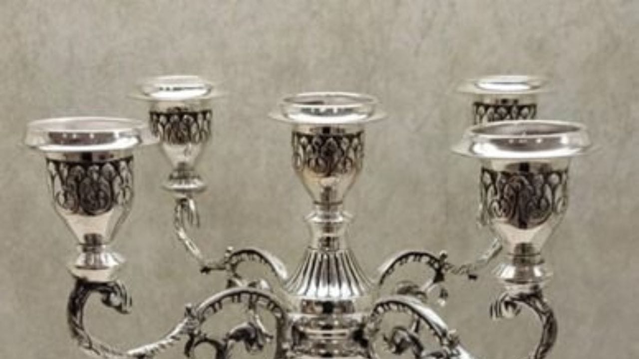 অপূর্ব সুন্দর রুপোর মোমবাতিদানি উপহার হিসাবে তুলে দেওয়া হয় ইতালির প্রধানমন্ত্রীকে। হাতে খোদাই করা ময়ূর আর গাছের ছবি আঁকা রুপোর ফলের ঝুড়ি তুলে দেওয়া হয় CARICOM-এর সেক্রেটারি জেনারেলের হাতে। (ছবি - রুপোর মোমবাতিদানি)