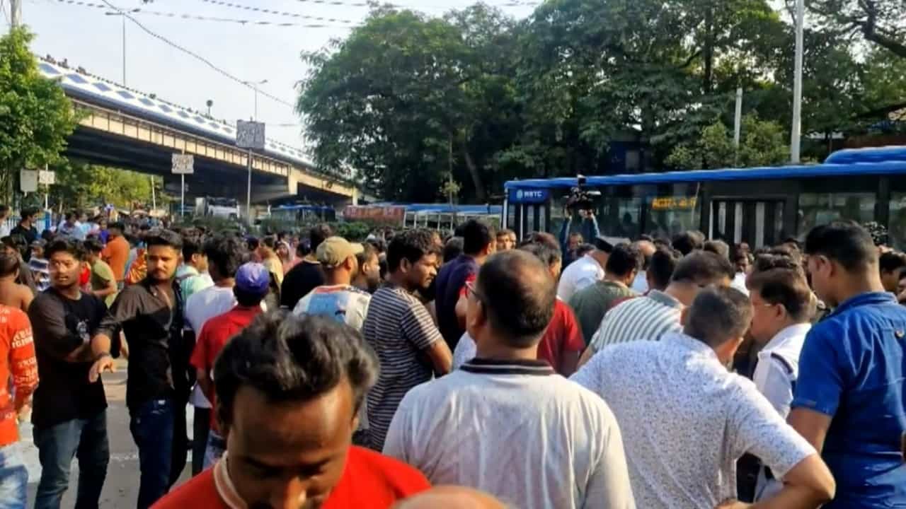 Salt Lake Bus Accident: ২১৫ নম্বর রুটের দু'টি বাসের রেষারেষি, মায়ের স্কুটি থেকে পড়ে সল্টলেকে মৃত্যু চতুর্থ শ্রেণির পড়ুয়ার Salt Lake Bus Accident: ২১৫ নম্বর রুটের দু'টি বাসের রেষারেষি, মায়ের স্কুটি থেকে পড়ে সল্টলেকে মৃত্যু চতুর্থ শ্রেণির পড়ুয়ার