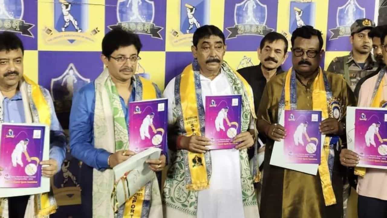 Anubrata Mondal: CAB সভাপতির সঙ্গে একই মঞ্চে কেষ্ট, বিতর্ক চরমে Anubrata Mondal: CAB সভাপতির সঙ্গে একই মঞ্চে কেষ্ট, বিতর্ক চরমে