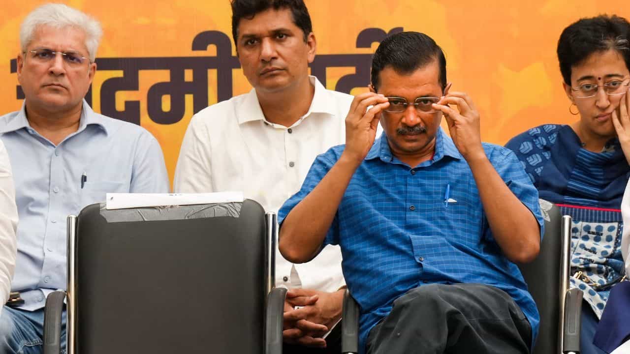 Delhi minister resigns from AAP: দিল্লিতে ভোটের আগেই বড় ধাক্কা কেজরীবালের Delhi minister resigns from AAP: দিল্লিতে ভোটের আগেই বড় ধাক্কা কেজরীবালের
