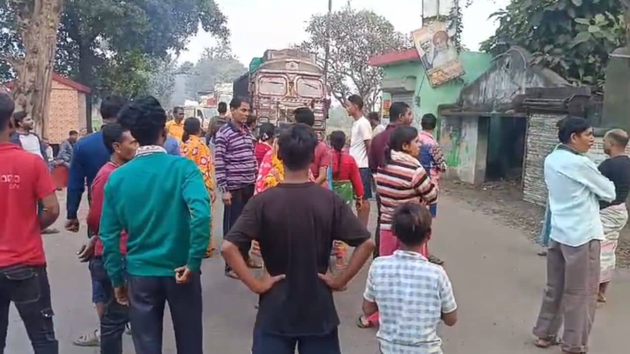Asansol: অনেকে বসে বিকালের চা খাচ্ছিলেন, আচমকাই দুমদাম শব্দ, ভেঙে পড়ল বাড়িঘর! ভূমিকম্প নয়, তবে পাড়ায় হলটা কী