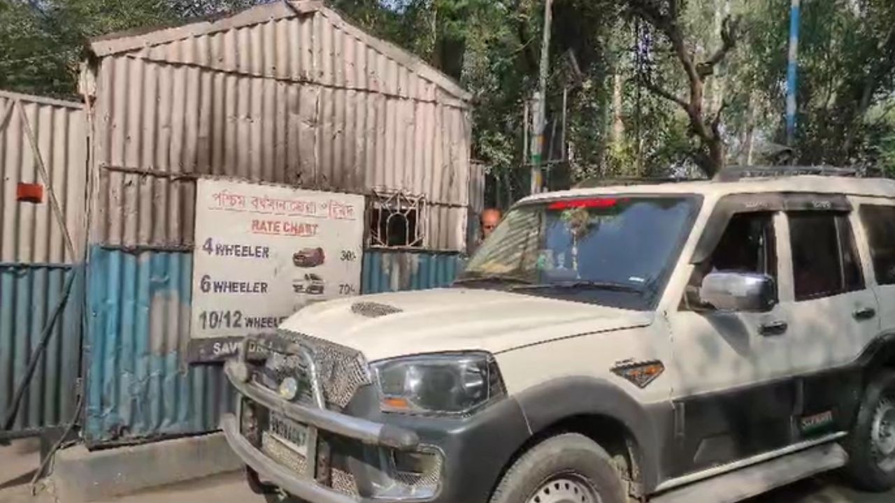 Asansol: দশ বছর ধরে একই ব্যক্তিকে টেন্ডার ছাড়াই টোলপ্লাজার বরাত, কঠাগড়ায় জেলা পরিষদ