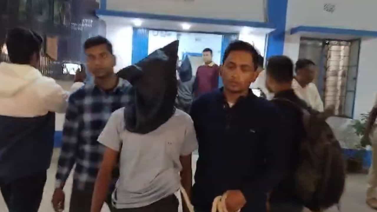 Physical Assault: বন্ধুর সঙ্গে সন্ধ্যায় ঘুরতে বেরিয়েছিল, অশোকনগরে গণধর্ষণের অভিযোগে ধৃত ৩ Physical Assault: বন্ধুর সঙ্গে সন্ধ্যায় ঘুরতে বেরিয়েছিল, অশোকনগরে গণধর্ষণের অভিযোগে ধৃত ৩