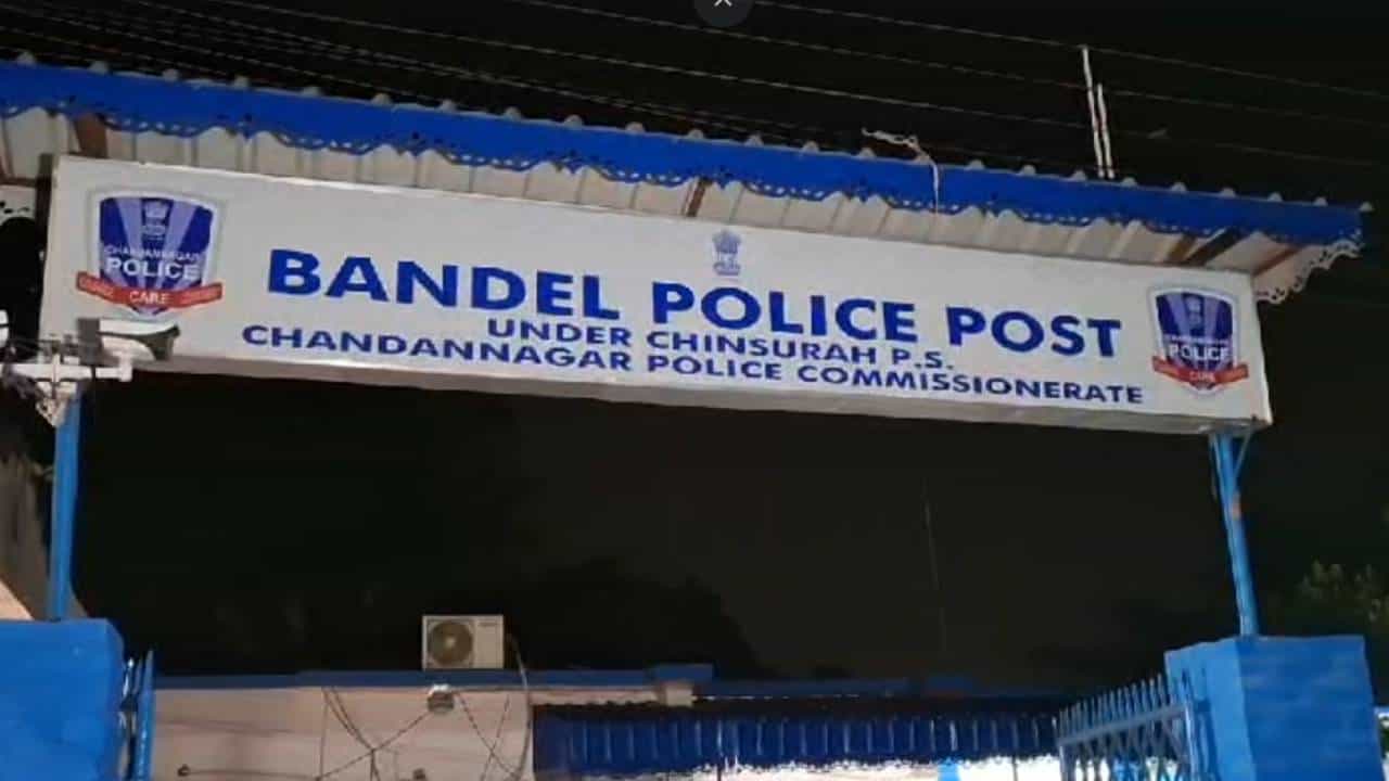 Bandel: গুলি চালিয়ে চম্পট স্বামীর, সিটি গোল্ডের চেনই প্রাণ বাঁচালো স্ত্রীর, শোরগোল ব্যান্ডেলে Bandel: গুলি চালিয়ে চম্পট স্বামীর, সিটি গোল্ডের চেনই প্রাণ বাঁচালো স্ত্রীর, শোরগোল ব্যান্ডেলে