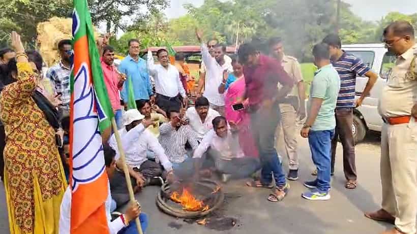 Physical harassment: নাবালিকাকে যৌন নির্যাতনের অভিযোগ, টায়ার জ্বালিয়ে জিটি রোড অবরোধ বিজেপির