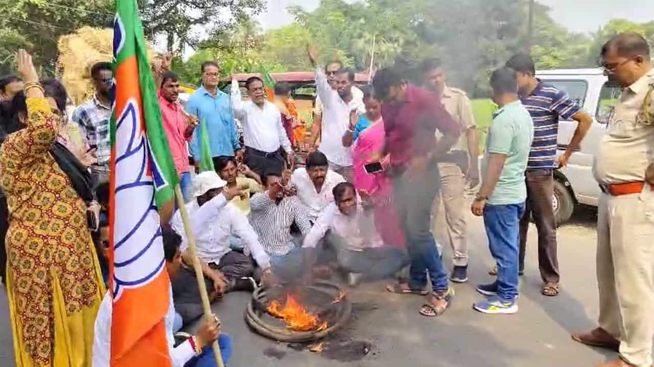 Physical harassment: নাবালিকাকে যৌন নির্যাতনের অভিযোগ, টায়ার জ্বালিয়ে জিটি রোড অবরোধ বিজেপির Physical harassment: নাবালিকাকে যৌন নির্যাতনের অভিযোগ, টায়ার জ্বালিয়ে জিটি রোড অবরোধ বিজেপির