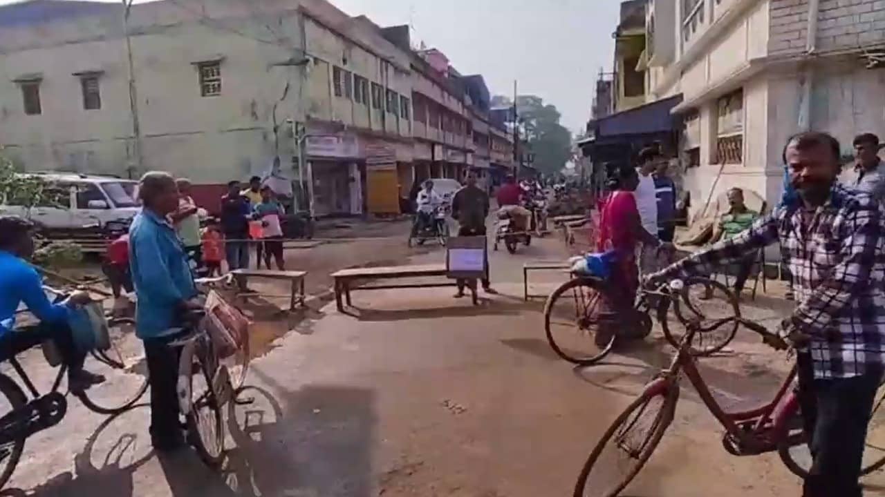 Bankura: রাস্তার জট কাটছেই না! এবার নতুন দাবি নিয়ে অবরোধ, পুলিশ এলেও হুঁশিয়ারি দিয়েই দিলেন গ্রামবাসীরা