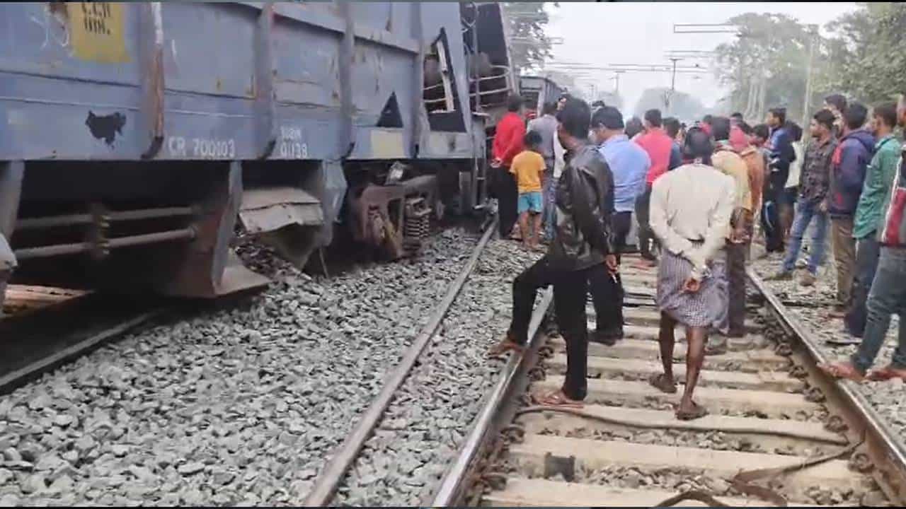 Train Accident: বাঁকুড়ায় লাইনচ্যুত মালগাড়ি, দাঁড়িয়ে গেল একের পর এক দূরপাল্লার ট্রেন Train Accident: বাঁকুড়ায় লাইনচ্যুত মালগাড়ি, দাঁড়িয়ে গেল একের পর এক দূরপাল্লার ট্রেন
