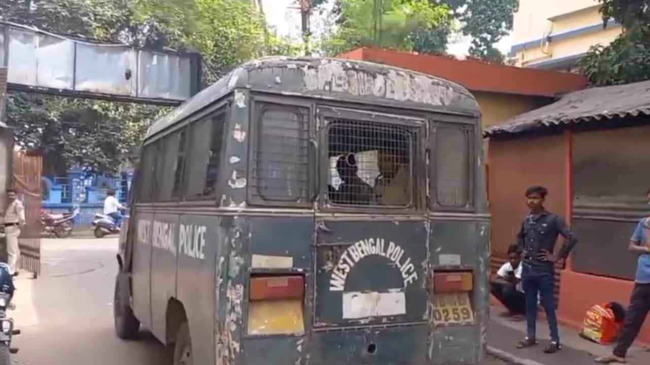 Burdwan: ডাকাতির ছক ছিল, তার আগেই পুলিশের জালে বামাল দুষ্কৃতী Burdwan: ডাকাতির ছক ছিল, তার আগেই পুলিশের জালে বামাল দুষ্কৃতী