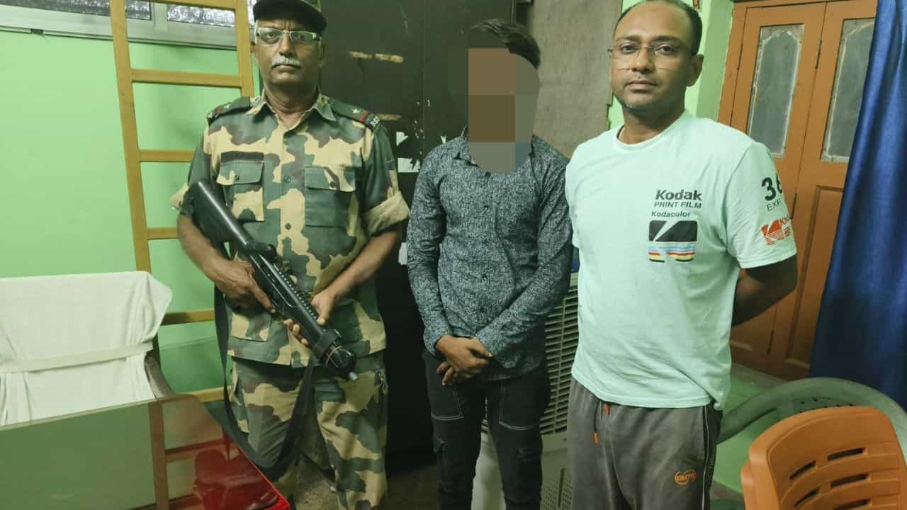 BSF: ছেলেটার হাঁটা-চলা ছিল সন্দেহজনক, বিএসএফ পাকড়াও করতেই বেরিয়ে এল সেইগুলো BSF: ছেলেটার হাঁটা-চলা ছিল সন্দেহজনক, বিএসএফ পাকড়াও করতেই বেরিয়ে এল সেইগুলো