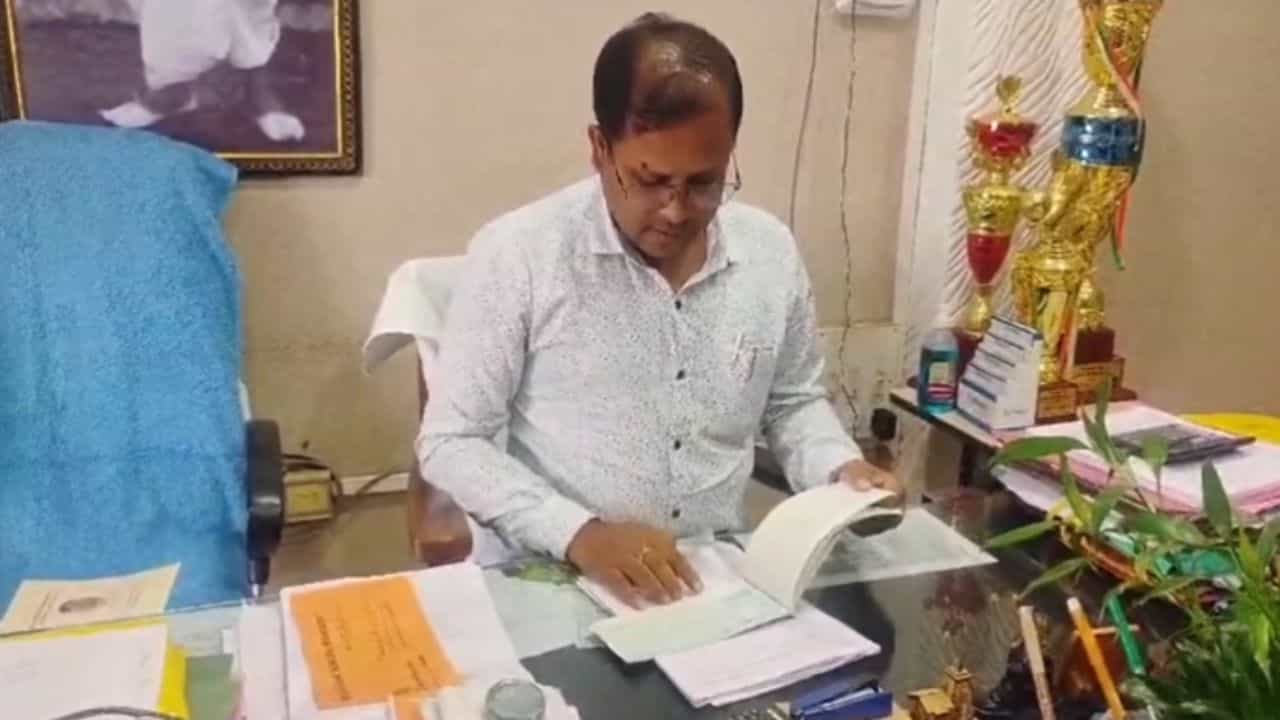 South Dinajpur: পুরসভার অ্যাকাউন্ট থেকে টাকা গায়েব, গ্রেফতার ২ South Dinajpur: পুরসভার অ্যাকাউন্ট থেকে টাকা গায়েব, গ্রেফতার ২