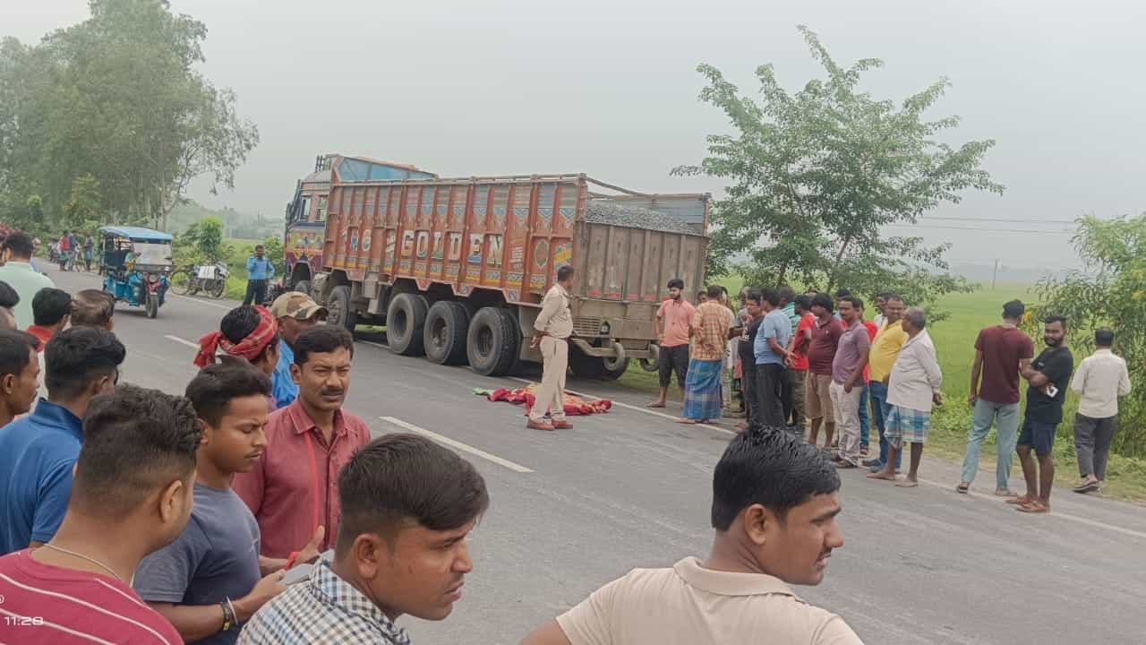 Balurghat: ভাইফোঁটার দিন পরপর দুই মৃত্যু ঘিরে ব্যাপক শোরগোল বালুরঘাটে, কপালে চিন্তার ভাঁজ পুলিশের Balurghat: ভাইফোঁটার দিন পরপর দুই মৃত্যু ঘিরে ব্যাপক শোরগোল বালুরঘাটে, কপালে চিন্তার ভাঁজ পুলিশের