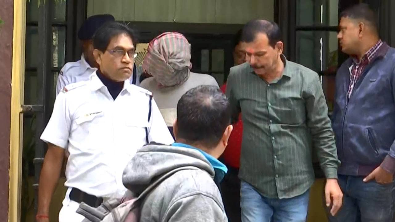 Bangladeshi Arrested: উত্তাল ওপার বাংলা, কলকাতায় পুলিশের জালে বাংলাদেশের BNP নেতা, ফাঁস হয়ে গেল বড় রহস্য