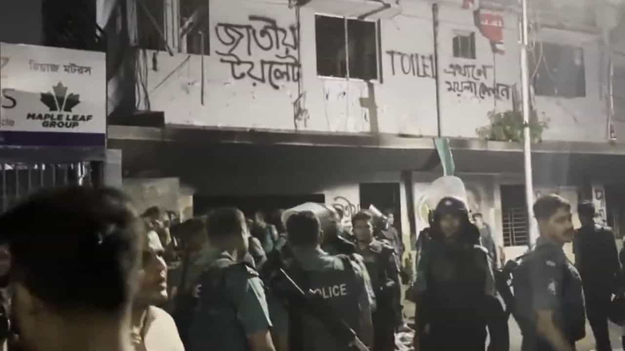 Bangladesh: জাতীয় পার্টি হয়ে গেল 'জাতীয় টয়লেট', বাংলাদেশে এ কী হচ্ছে? Bangladesh: জাতীয় পার্টি হয়ে গেল 'জাতীয় টয়লেট', বাংলাদেশে এ কী হচ্ছে?