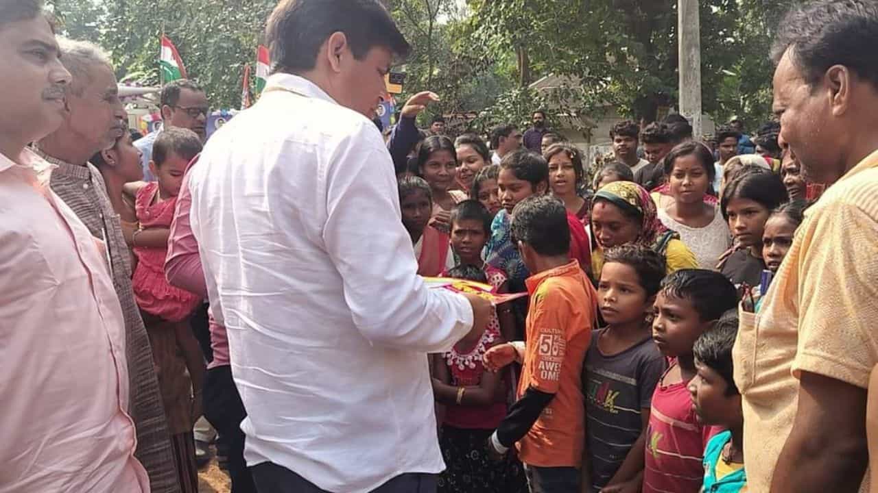 Bankura: ভোটের আগে বই খাতা দেওয়ার হিড়িক? TMC প্রার্থীর বিরুদ্ধে নির্বাচনী বিধি ভঙ্গের অভিযোগ Bankura: ভোটের আগে বই খাতা দেওয়ার হিড়িক? TMC প্রার্থীর বিরুদ্ধে নির্বাচনী বিধি ভঙ্গের অভিযোগ