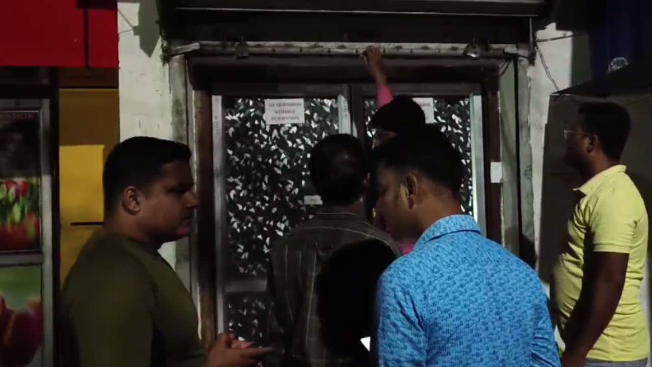 Bankura: লাঞ্চ টাইমে বেরিয়েছিলেন, ফেরত এসে নিজের ঘরে বস-কে এই অবস্থায় দেখবেন ভাবেনওনি কর্মী