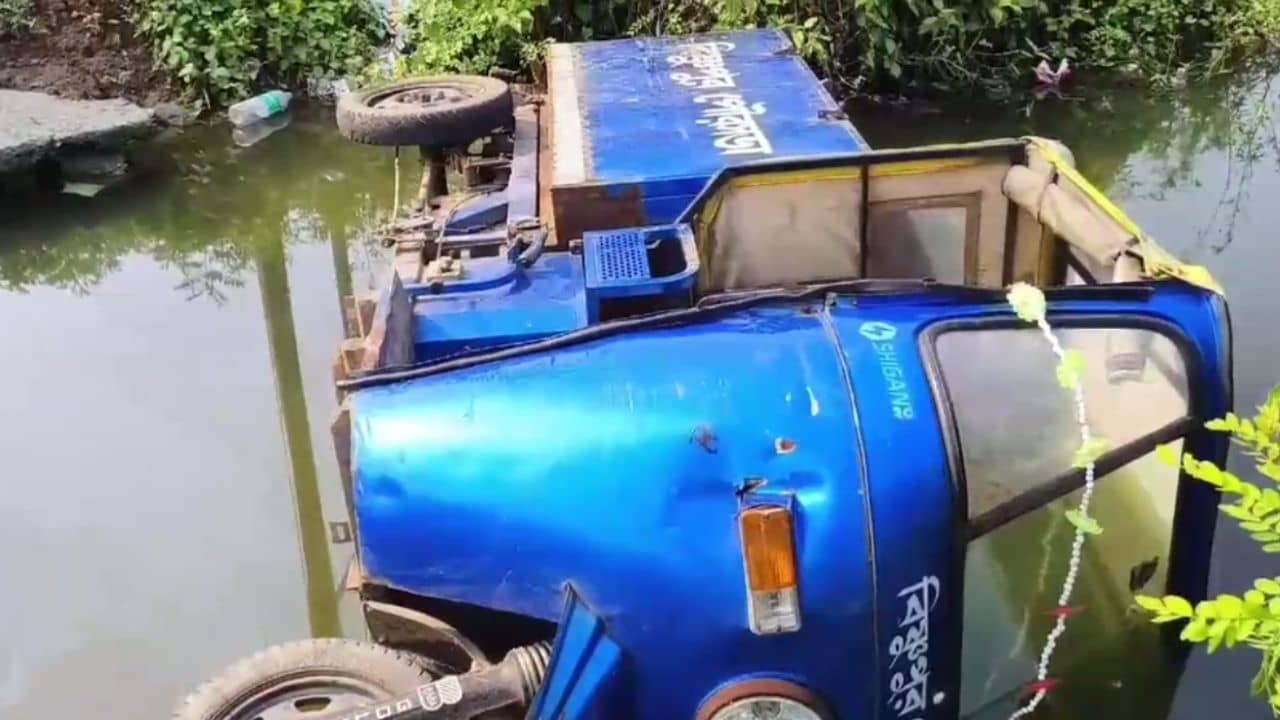 Bankura: জলে ভেজা শরীর, সবেমাত্র আঁচল সরাচ্ছিলেন মহিলা, হঠাৎ গলাভর্তি মদ খেয়ে গাড়ি নিয়েই পুকুরের জলে ঝাঁপালেন চালক, দৃশ্য দেখে চোখ নামালেন প্রতিবেশী