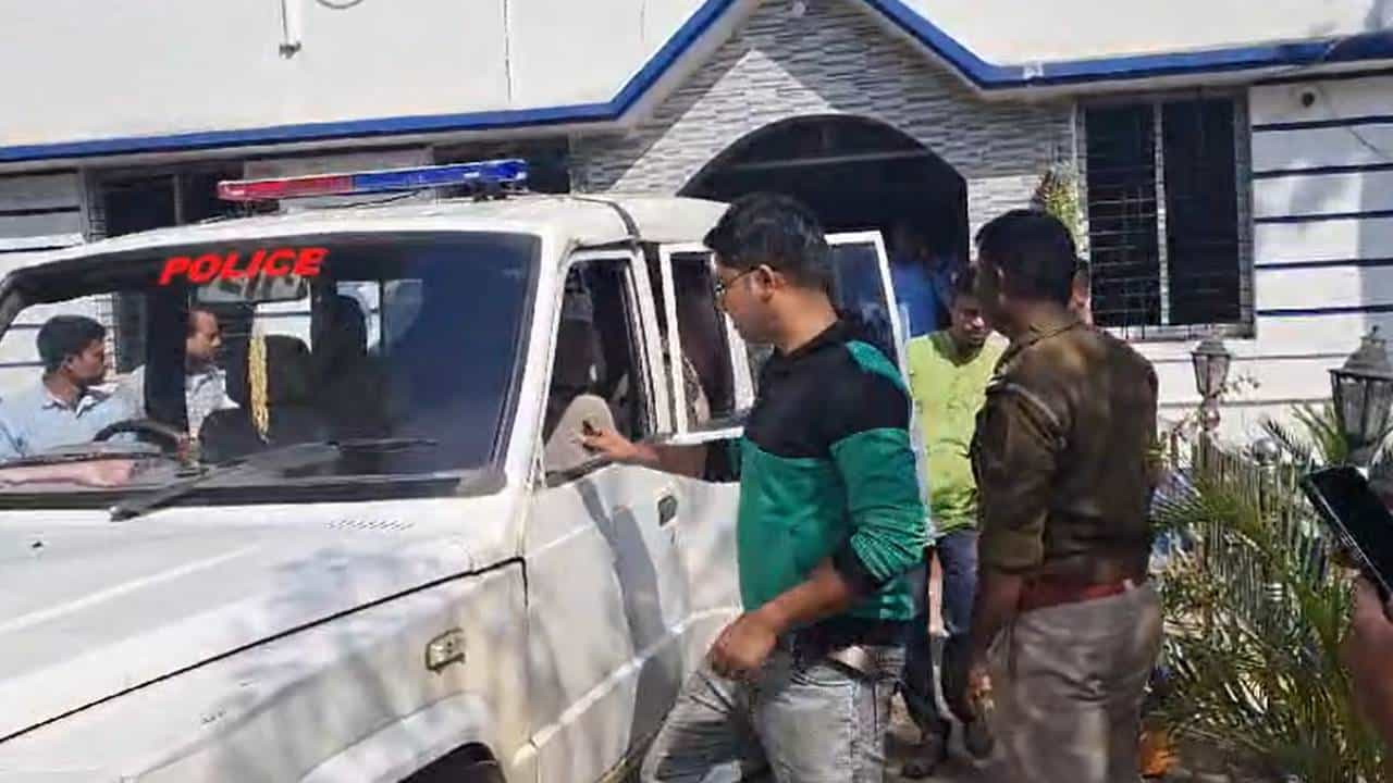 West Bengal Police: চোখের সামনেই হচ্ছিল পাচার, দুষ্কৃতীদের ধরতে গিয়ে মার খেয়ে ঘরে ফিরল পুলিশ West Bengal Police: চোখের সামনেই হচ্ছিল পাচার, দুষ্কৃতীদের ধরতে গিয়ে মার খেয়ে ঘরে ফিরল পুলিশ