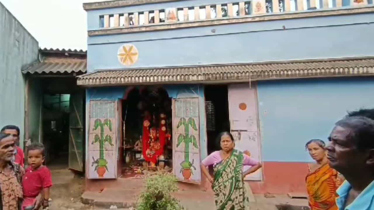 Bardhaman: প্রসাদ বিতরণের পর মন্দিরে ঢুকে মাথায় হাত, 'সব শেষ' হয়ে গেল পুজো উদ্যোক্তাদের Bardhaman: প্রসাদ বিতরণের পর মন্দিরে ঢুকে মাথায় হাত, 'সব শেষ' হয়ে গেল পুজো উদ্যোক্তাদের