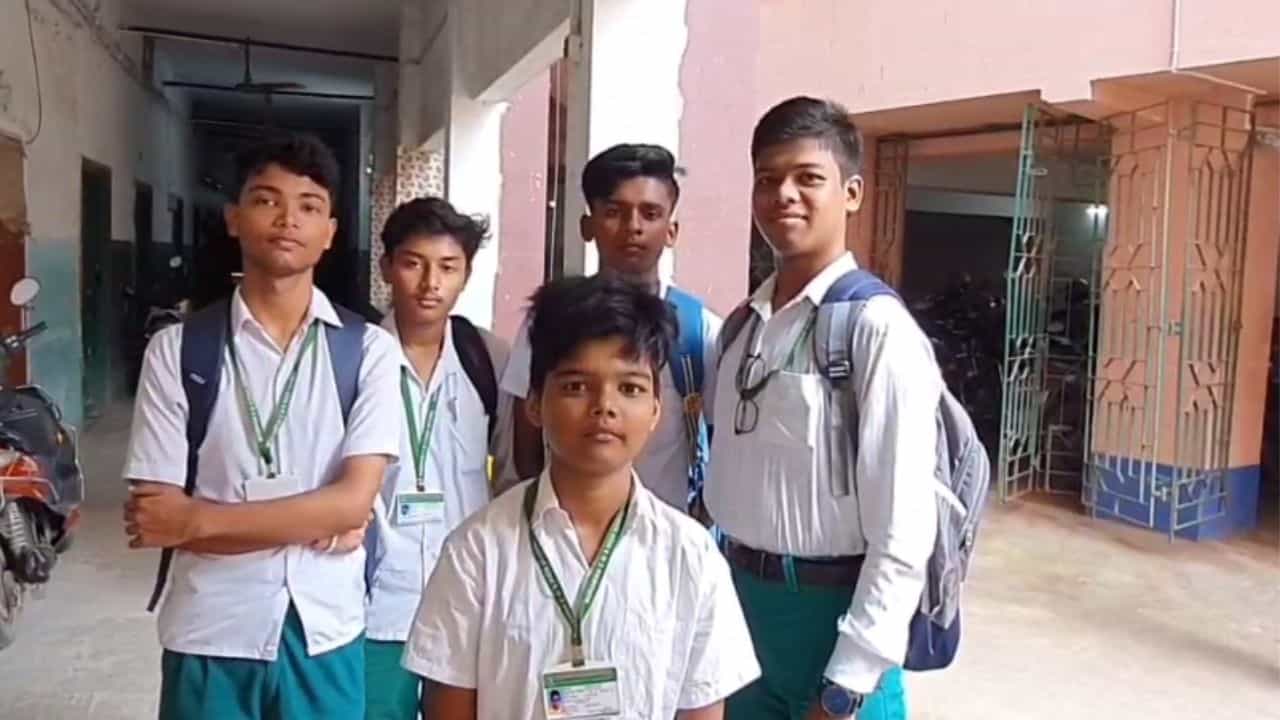 Bardhaman: হতাশ পড়ুয়ারা, ২৮ জনের অ্যাকাউন্টে ঢুকল না ট্যাবের টাকা Bardhaman: হতাশ পড়ুয়ারা, ২৮ জনের অ্যাকাউন্টে ঢুকল না ট্যাবের টাকা