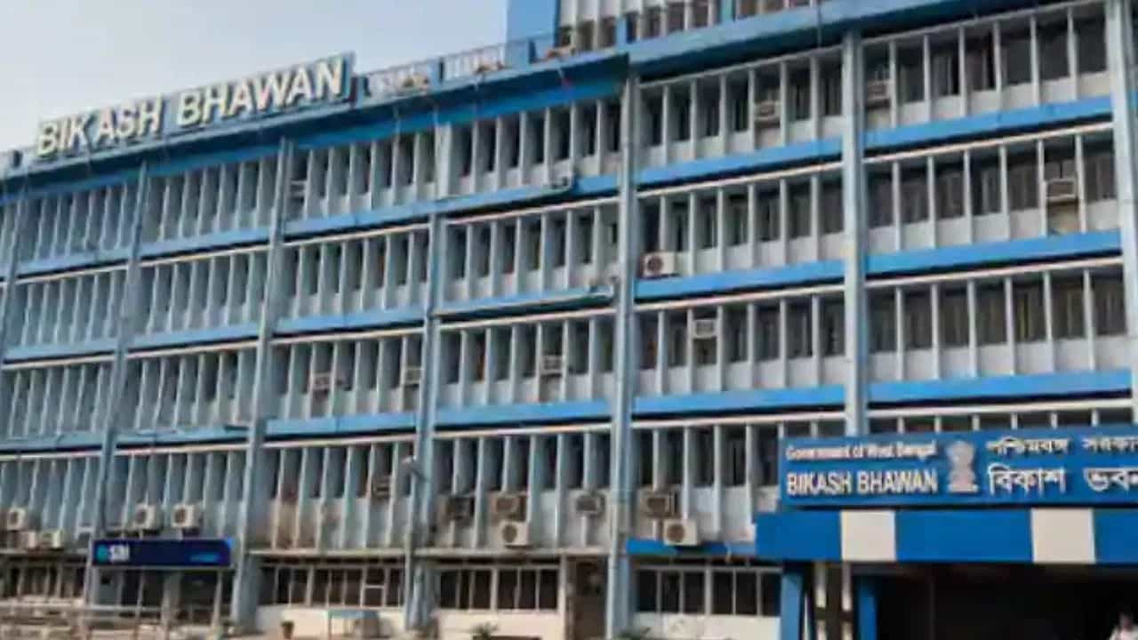 Tab Scam: সেই বিকাশ ভবন! ট্যাব দুর্নীতিতে বড় মাথার খোঁজে লালবাজার Tab Scam: সেই বিকাশ ভবন! ট্যাব দুর্নীতিতে বড় মাথার খোঁজে লালবাজার