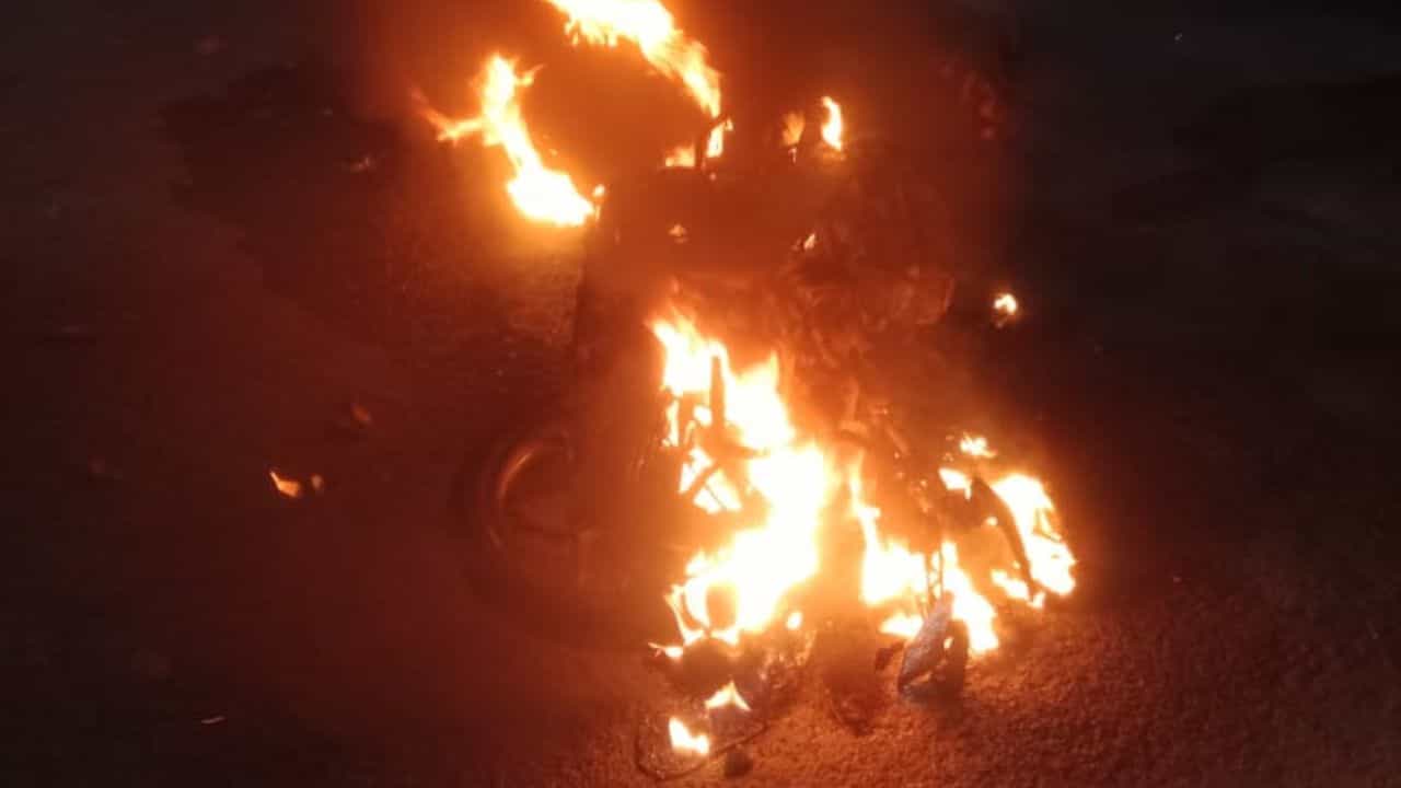 Bike catches fire: সিগন্যাল ভেঙে ধেয়ে এল বাইক, কয়েক মুহূর্ত পরই শিউরে উঠলেন সবাই... Bike catches fire: সিগন্যাল ভেঙে ধেয়ে এল বাইক, কয়েক মুহূর্ত পরই শিউরে উঠলেন সবাই...