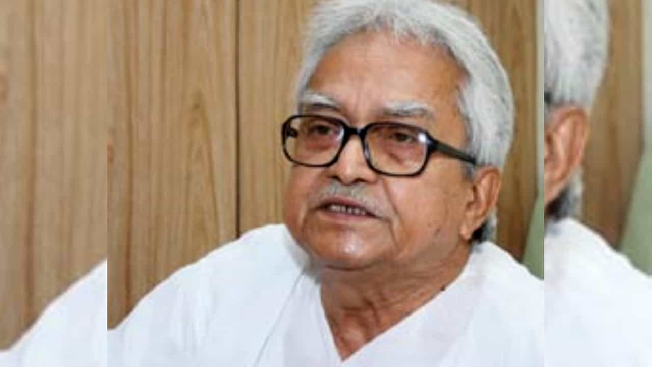 Biman Basu: বিমানকে নিয়ে হাসপাতালে ছুটলেন সূর্যকান্ত, হঠাৎ কী হল বামফ্রন্ট চেয়ারম্যানের? Biman Basu: বিমানকে নিয়ে হাসপাতালে ছুটলেন সূর্যকান্ত, হঠাৎ কী হল বামফ্রন্ট চেয়ারম্যানের?