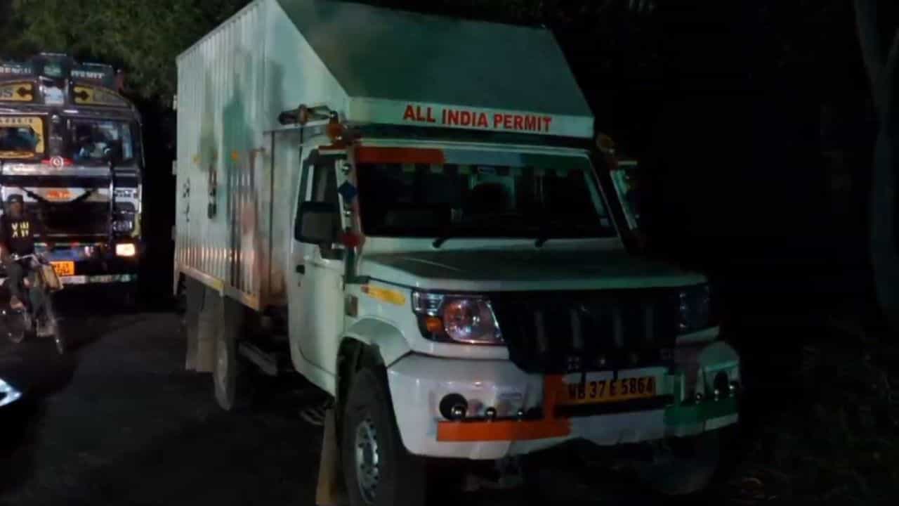 Birbhum: কালো-কালো এগুলো কী ভিতরে! পার্সেল ভ্যানের ডালা খুলতেই চমকে গেল পুলিশ Birbhum: কালো-কালো এগুলো কী ভিতরে! পার্সেল ভ্যানের ডালা খুলতেই চমকে গেল পুলিশ