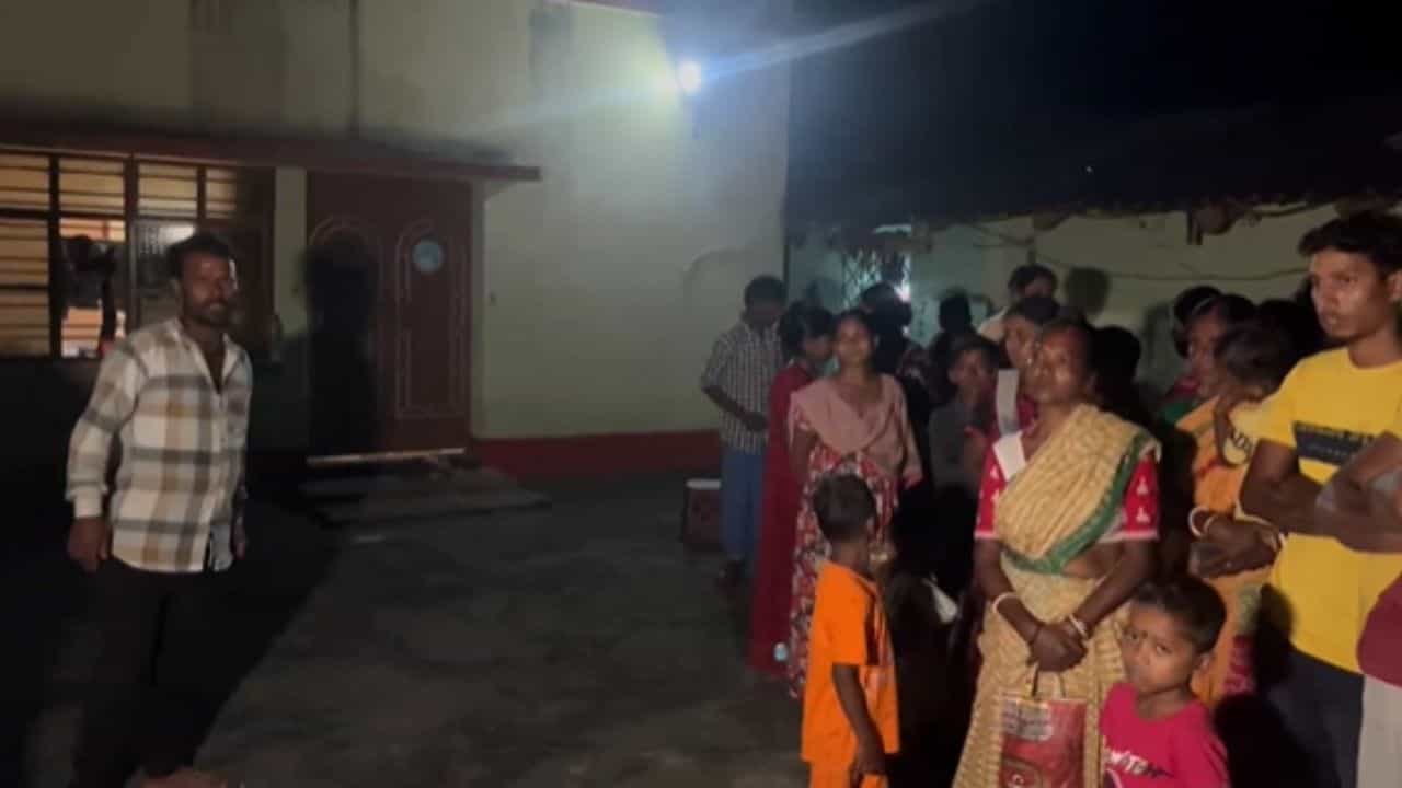 Birbhum: 'আমাকে নিয়ে যাও... রাস্তায় পড়ে রয়েছি', ফোন করে বলেছিলেন তৃণমূল কর্মী, বাড়ির লোক গিয়ে দেখলেন... Birbhum: 'আমাকে নিয়ে যাও... রাস্তায় পড়ে রয়েছি', ফোন করে বলেছিলেন তৃণমূল কর্মী, বাড়ির লোক গিয়ে দেখলেন...