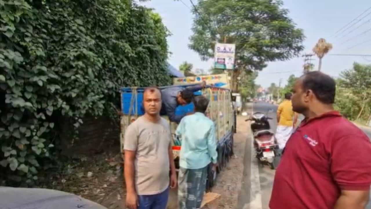 Bishnupur: সারাক্ষণ সন্দেহ করতেন স্বামী, গৃহশিক্ষকের মর্মান্তিক পরিণতি Bishnupur: সারাক্ষণ সন্দেহ করতেন স্বামী, গৃহশিক্ষকের মর্মান্তিক পরিণতি