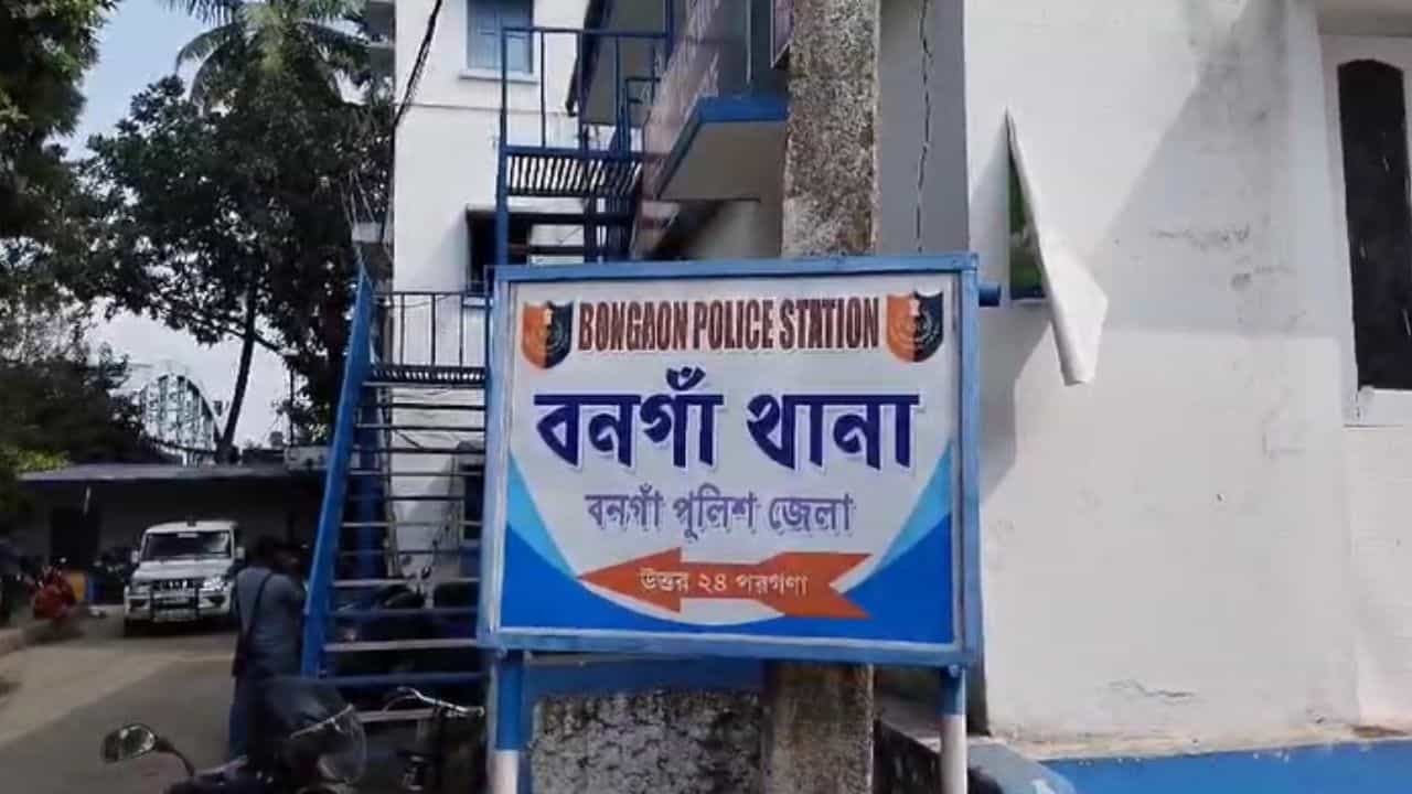 Bongaon: বাড়ি করতে বাধা, অবসরপ্রাপ্ত শিক্ষিকাকে 'হেনস্থা' ভাইঝির Bongaon: বাড়ি করতে বাধা, অবসরপ্রাপ্ত শিক্ষিকাকে 'হেনস্থা' ভাইঝির
