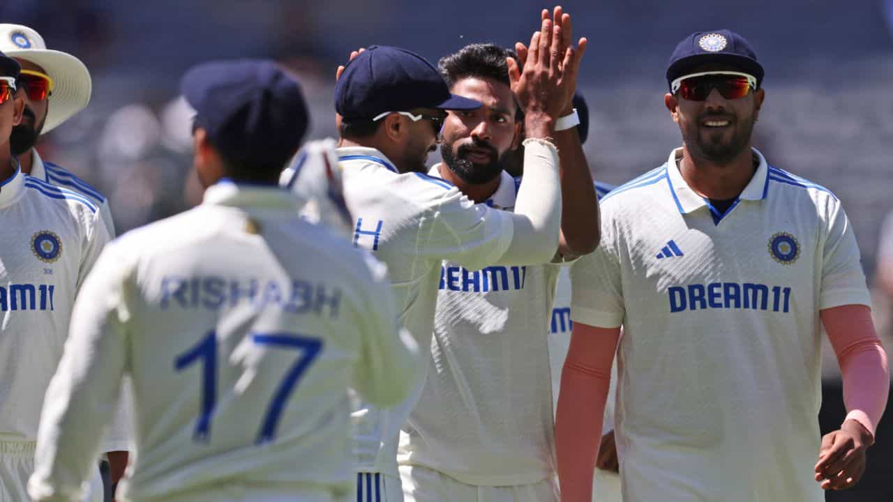 IND vs AUS: লাঞ্চের আগে আরও দুই, অস্ট্রেলিয়ার লজ্জা ঢাকার চেষ্টায় হেড IND vs AUS: লাঞ্চের আগে আরও দুই, অস্ট্রেলিয়ার লজ্জা ঢাকার চেষ্টায় হেড